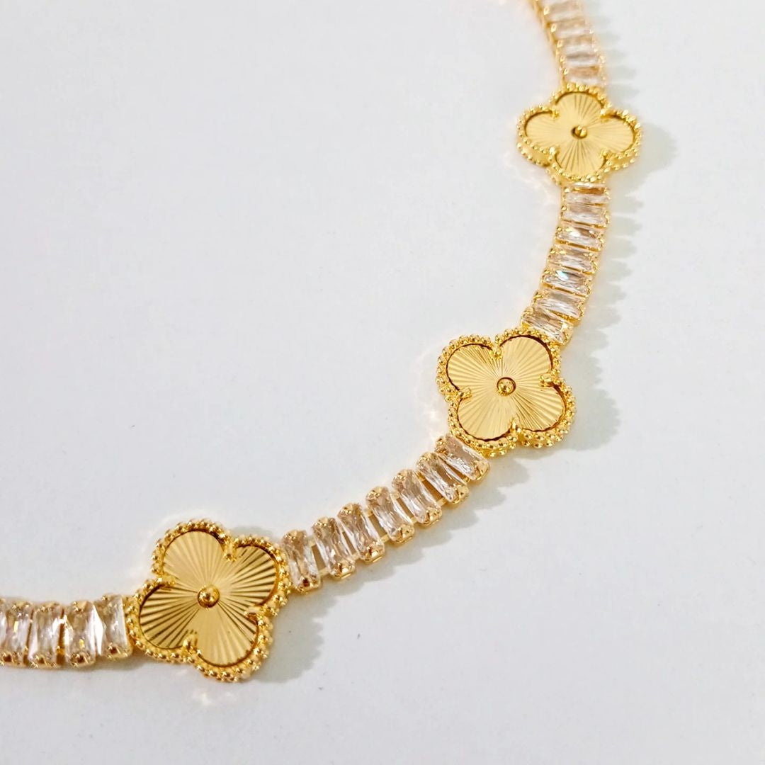 Collar trébol dorado