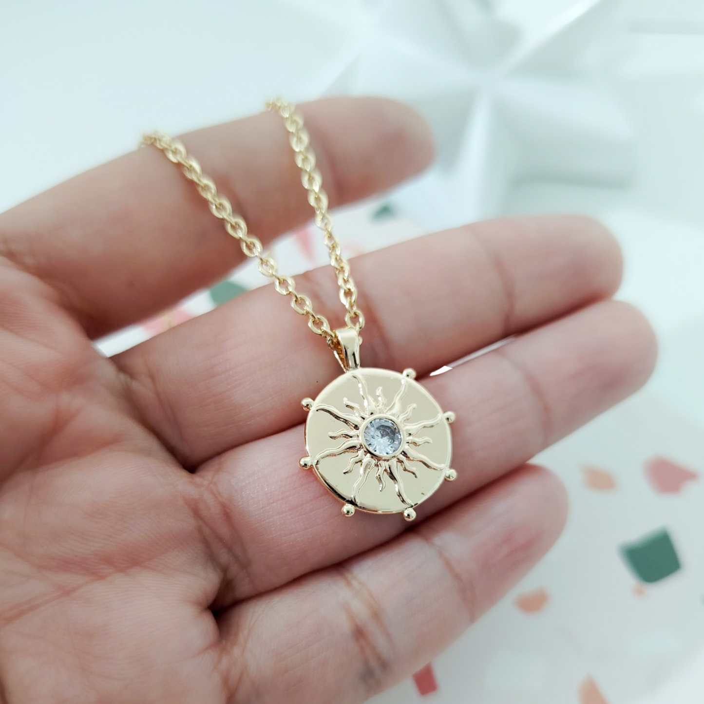 Collar moneda sol zirconia