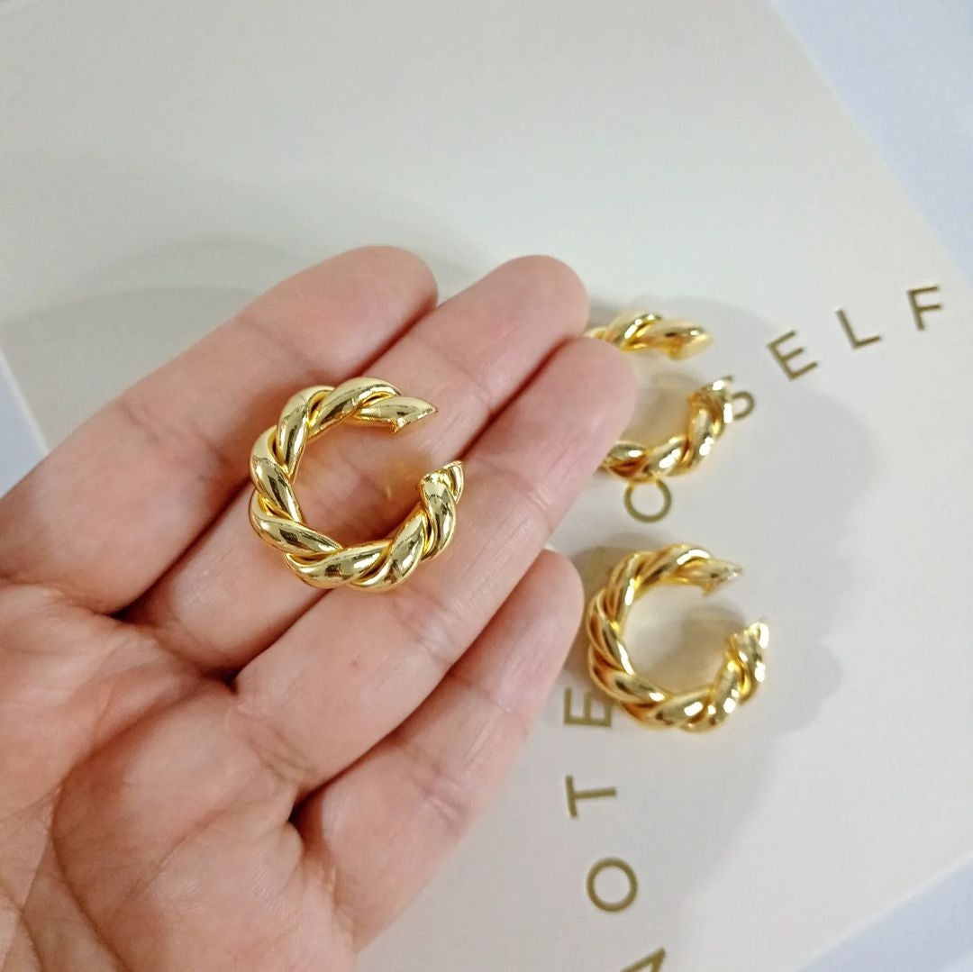 Ear cuff dorada torsida