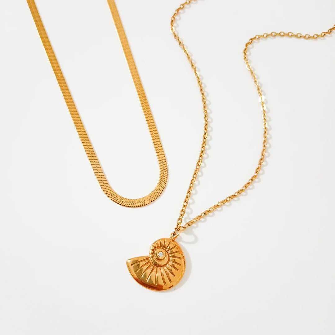 Collar cadena plana y collar dije caracol (piezas por separado)