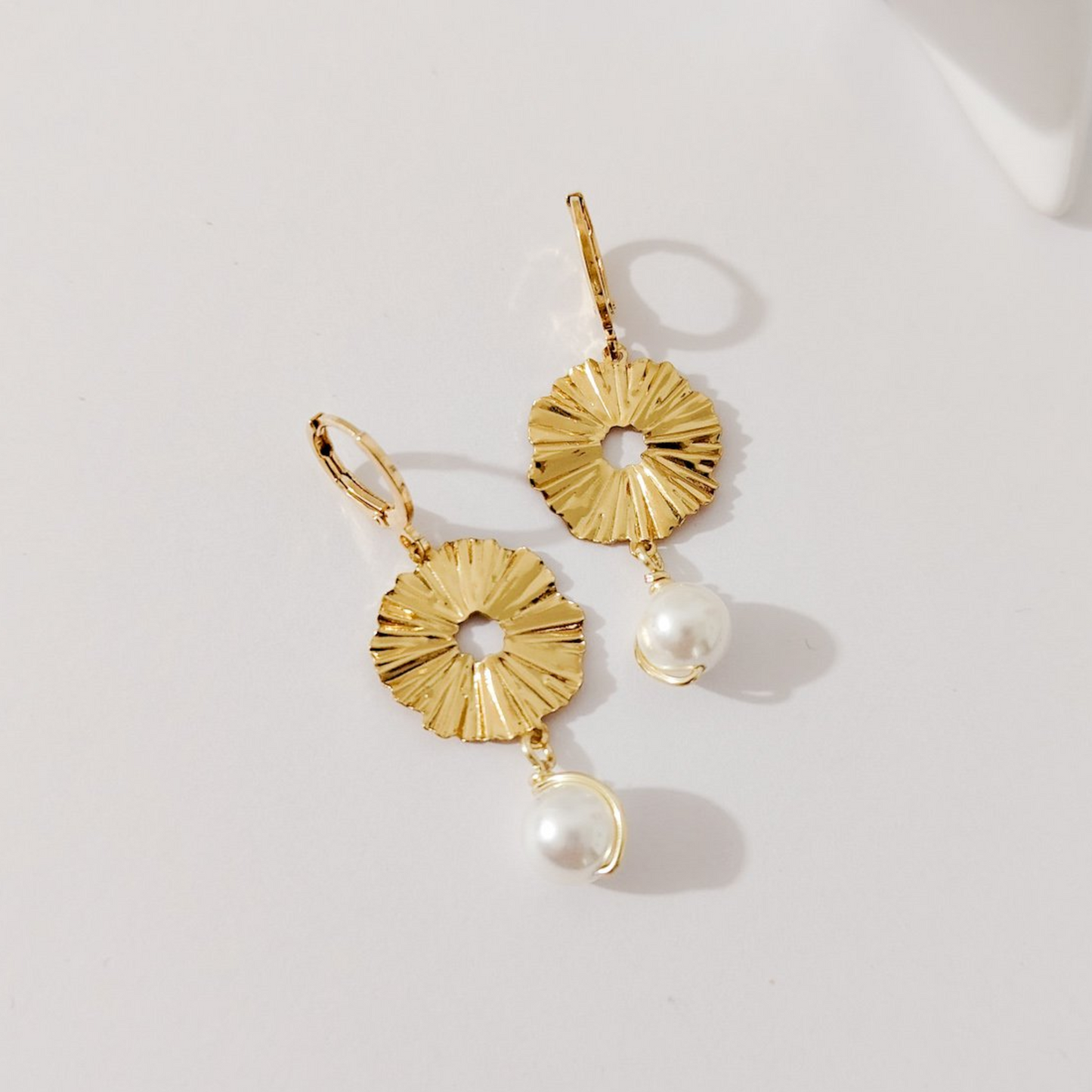 Huggie flor con perla colgante