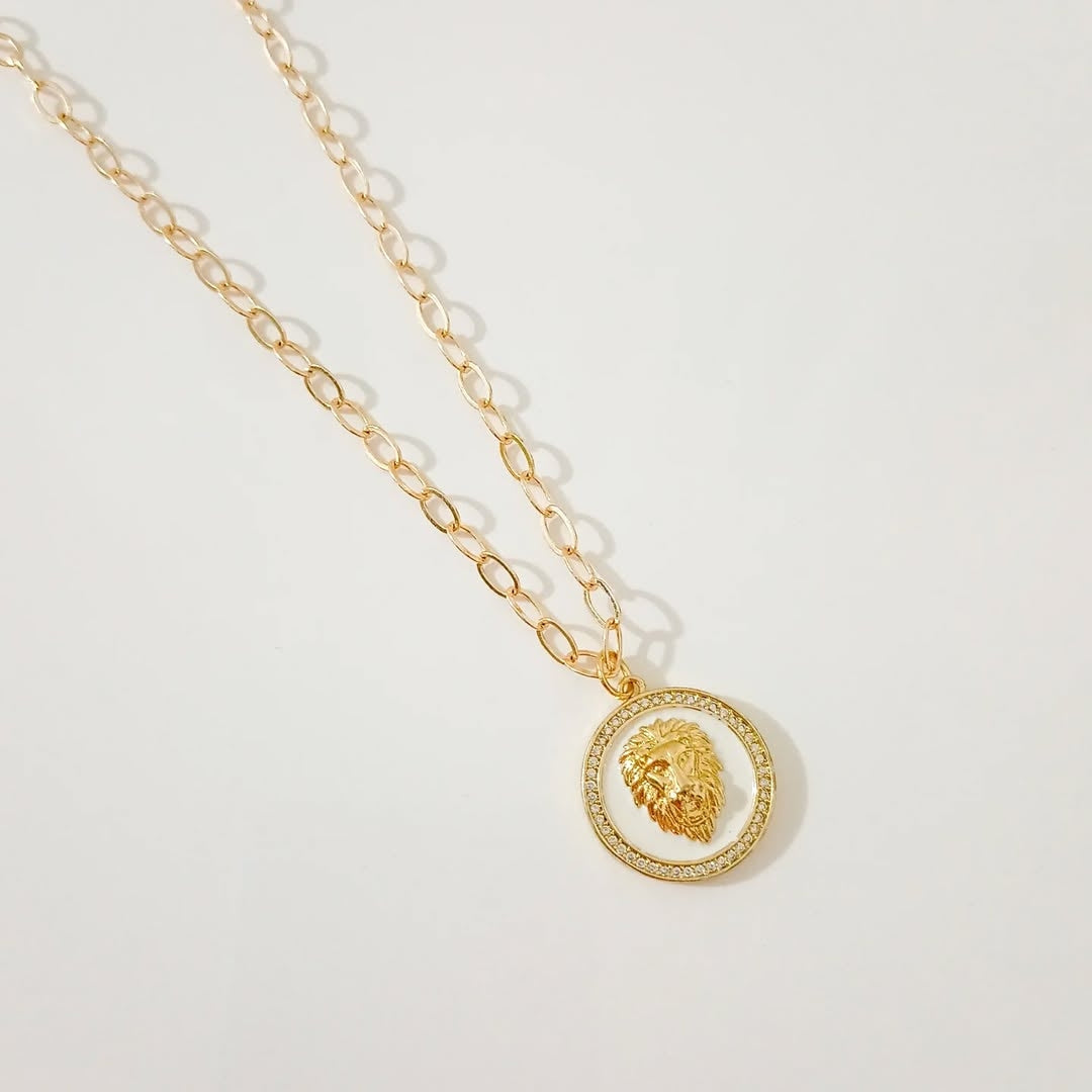 Collar blanco aros dorados y collar moneda león (piezas por separado)