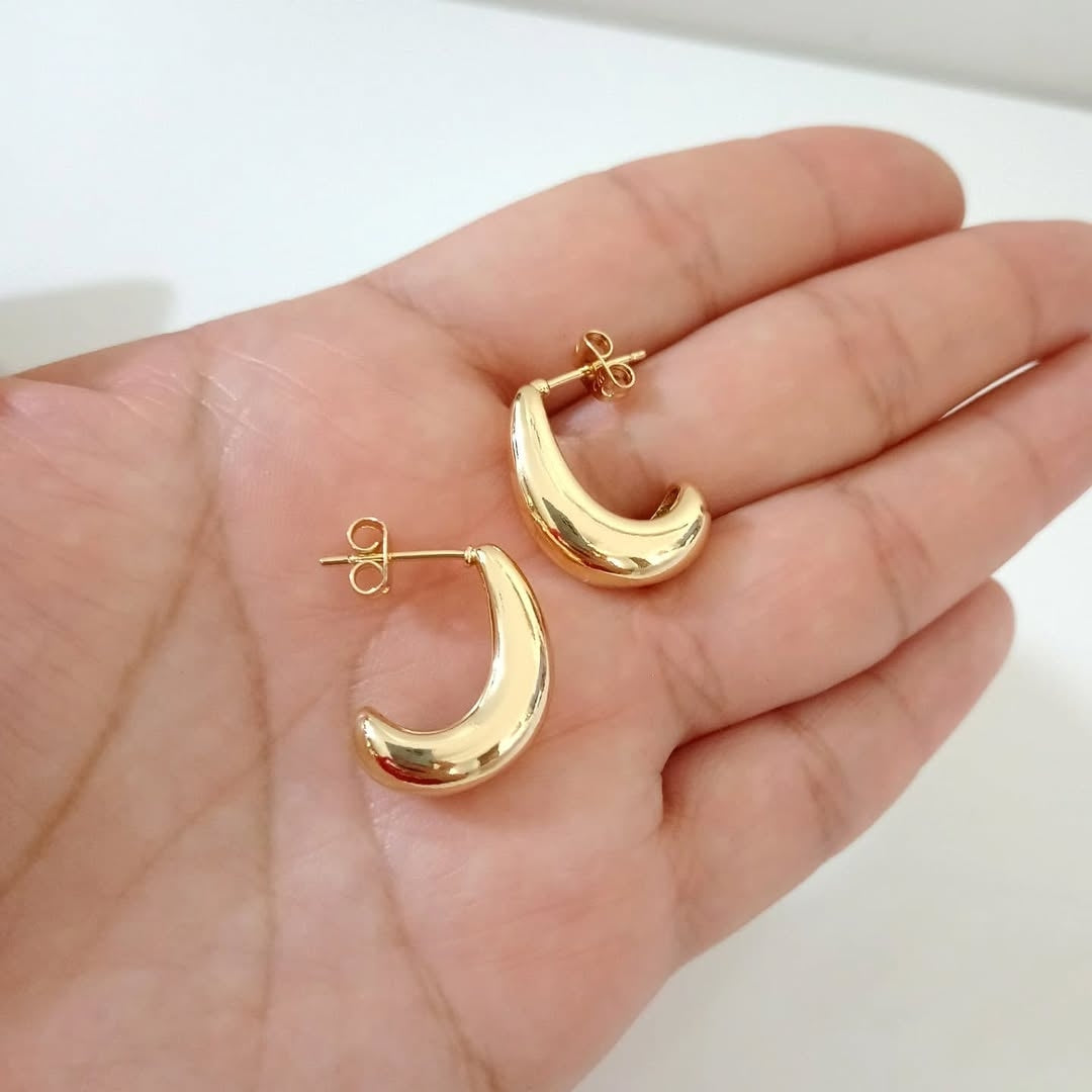 Arracadas y aretes en dorado
