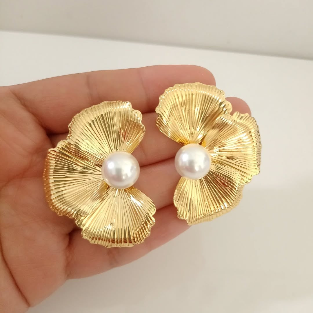 Arete media flor perla