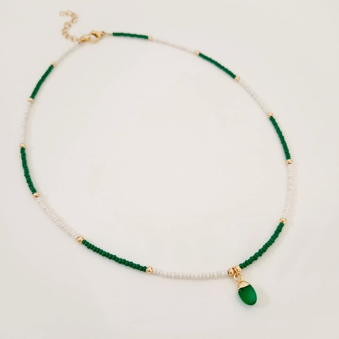 Collar chaquira con cuarzo verde y collar placa zirconias con ojo verde (piezas por separado)