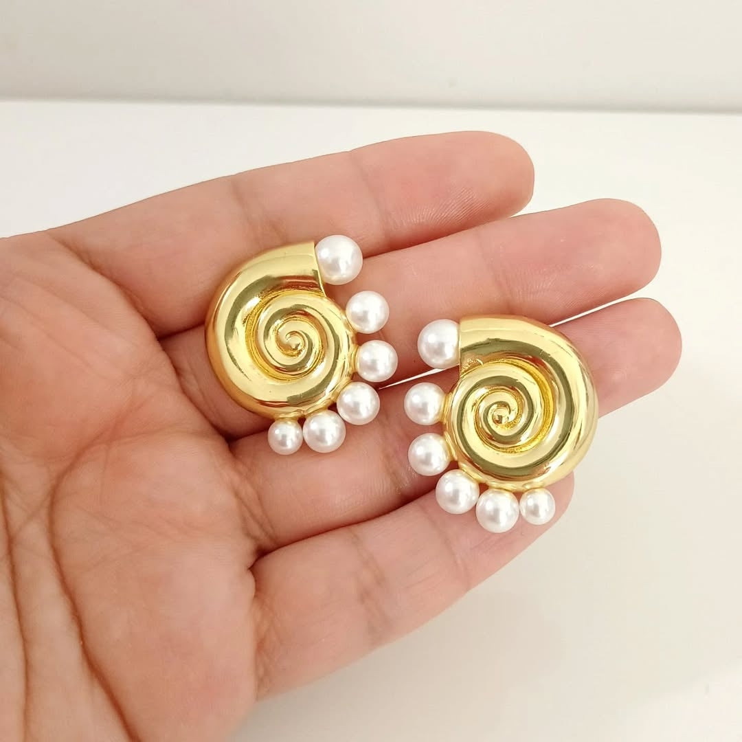 Arete caracol con perlas