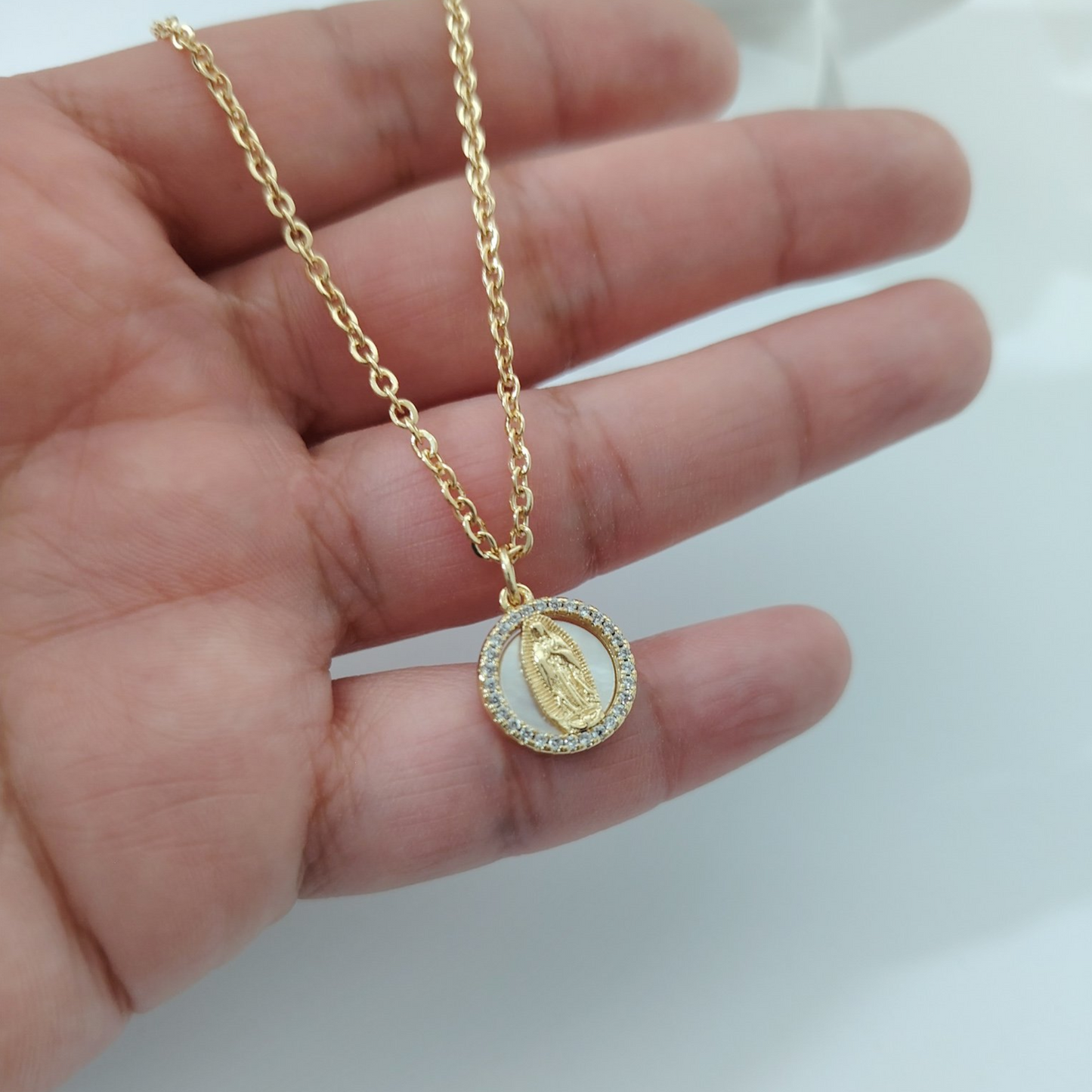 Collar con dije de la virgen