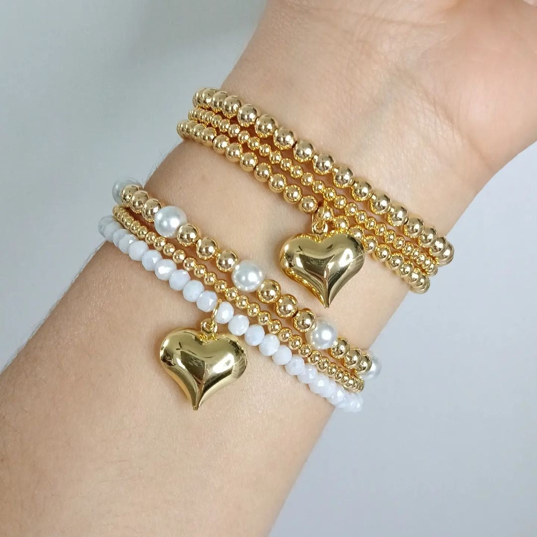 Set de tres pulseras con corazon dorado