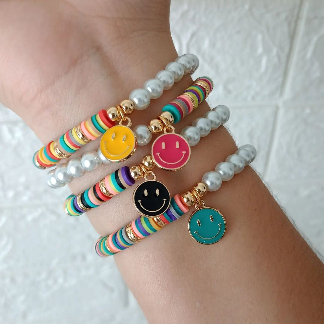 Pulsera puca colores y perlas con dije carita esmaltada