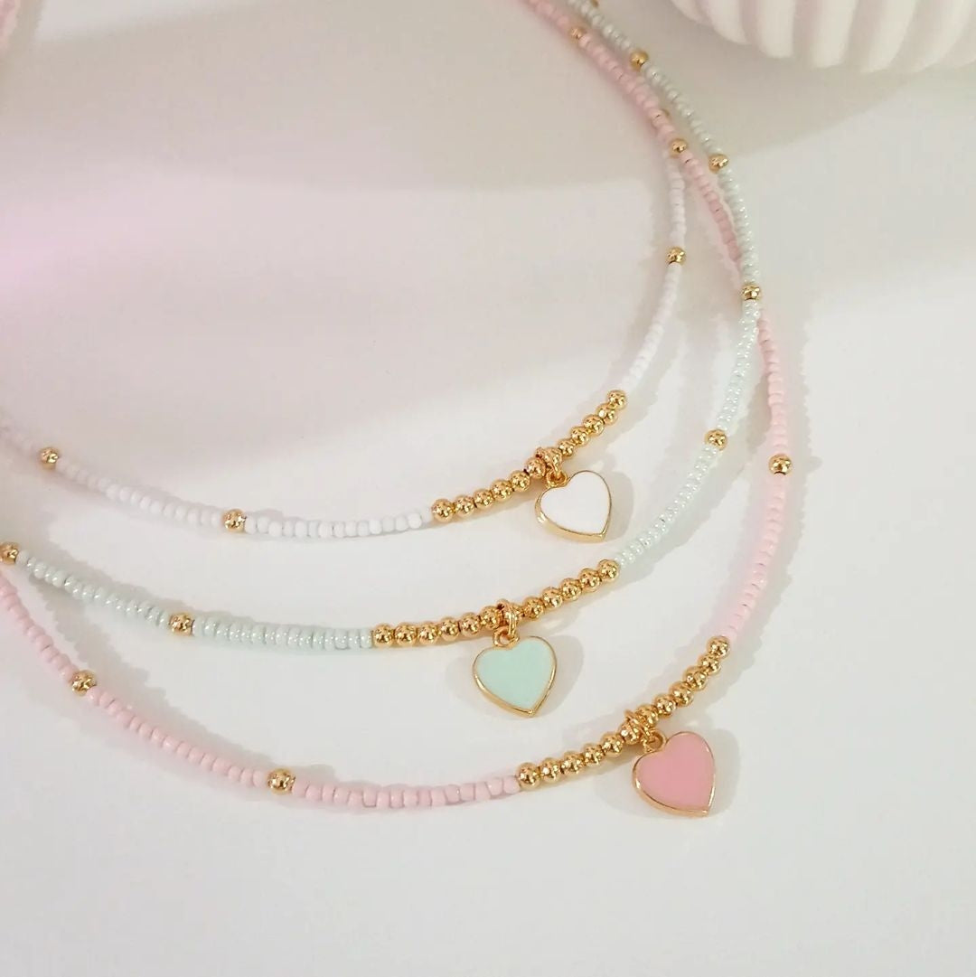 Collar chaquira con dije corazón esmaltado