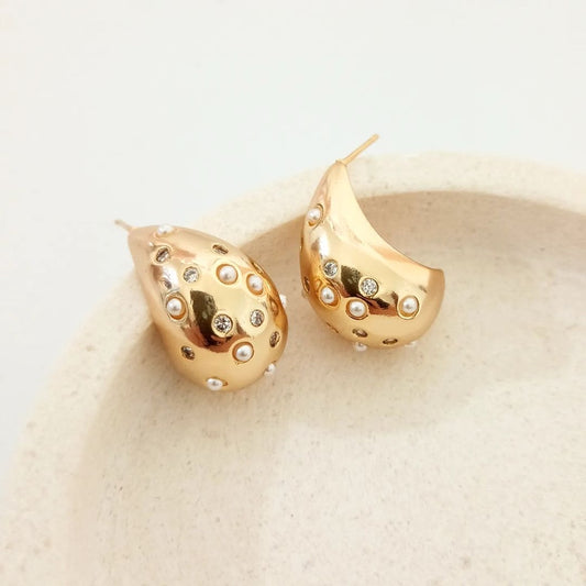 Arete gota dorada con zirconia y perlitas