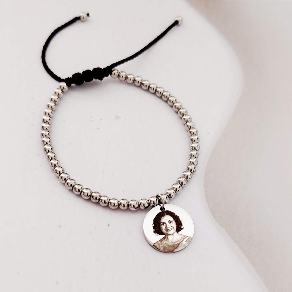 Pulsera de bolitas con medalla y foto
