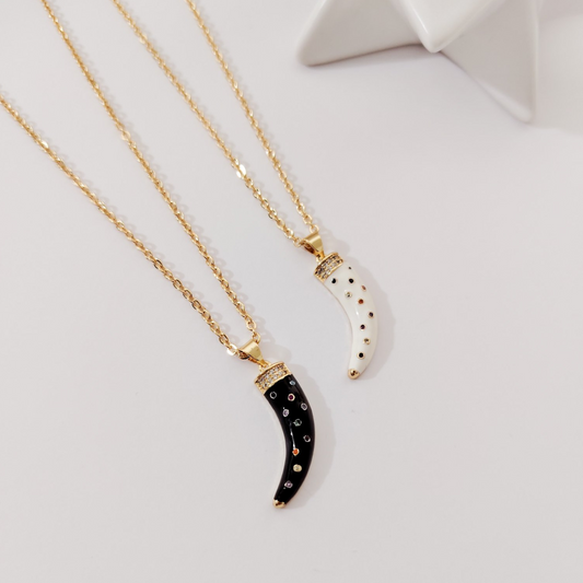 Collar dije cuerno con colores