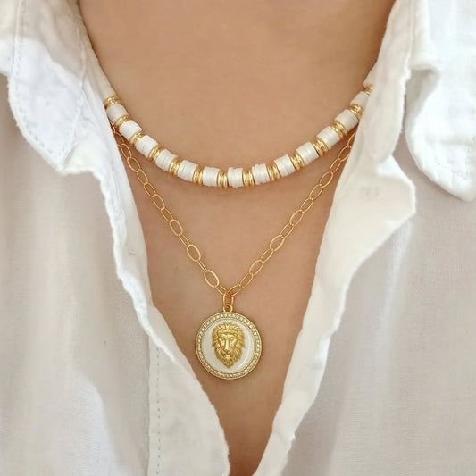 Collar blanco aros dorados y collar moneda león (piezas por separado)