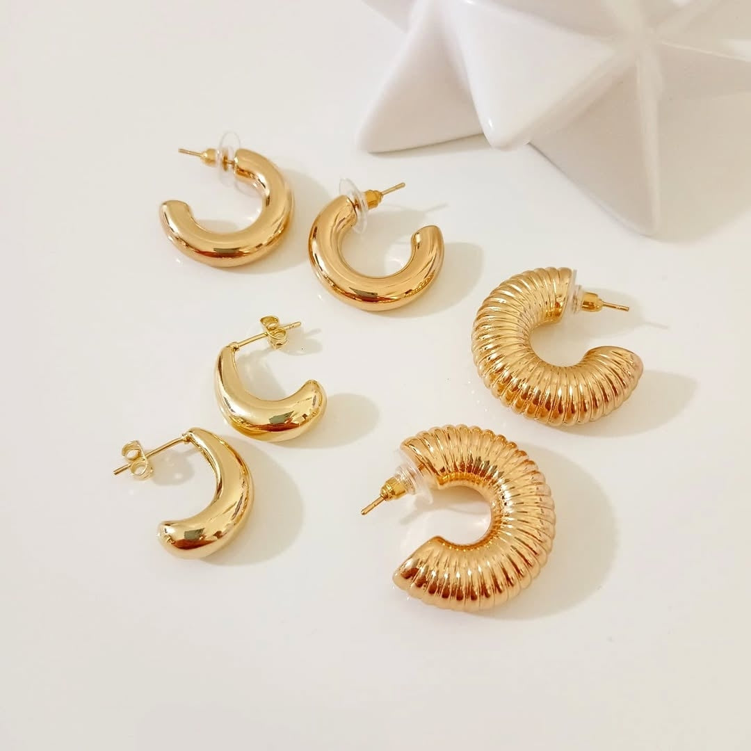 Arracadas y aretes en dorado
