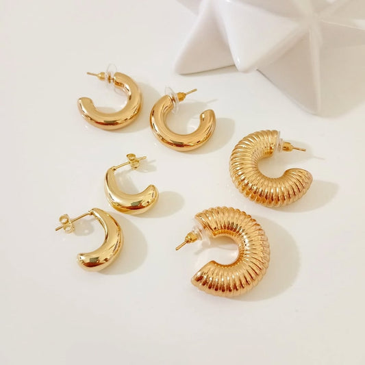 Arracadas y aretes en dorado