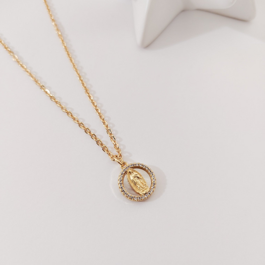 Collar con dije de la virgen