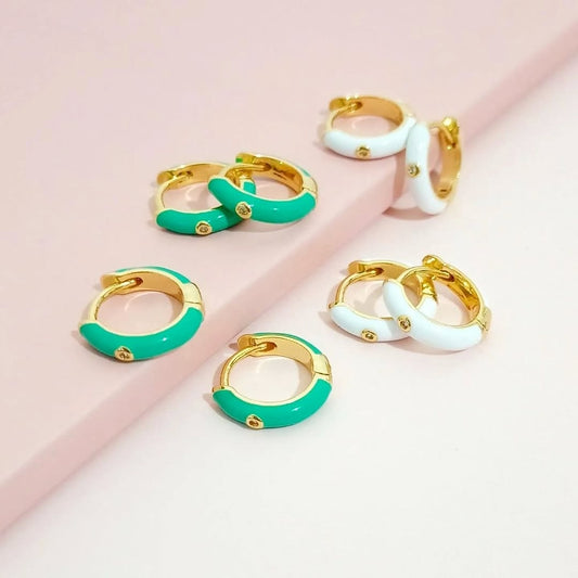 Arracada esmaltada en verde y blanco con detalle en zirconia