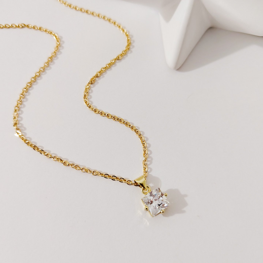 Collar con dije cuadro zirconia