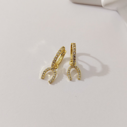 Huggie herradura con zirconias