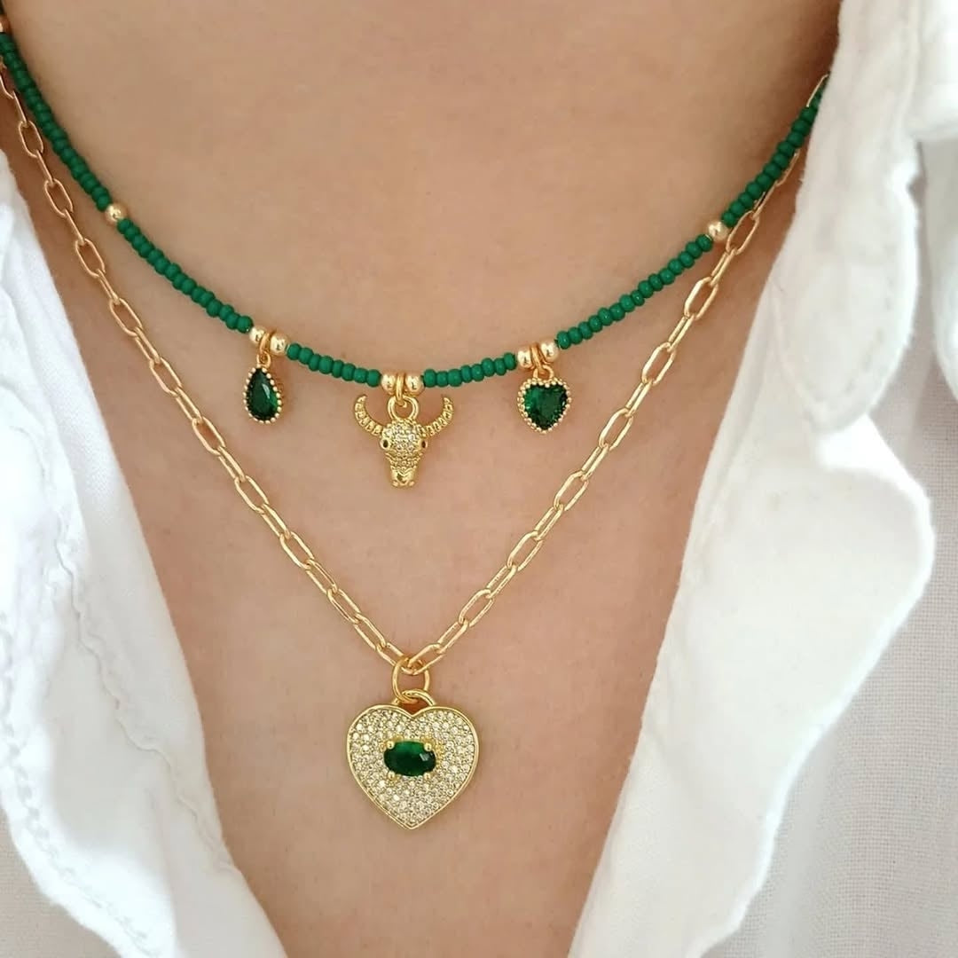 Collar chaquira verde y collar dije corazón zirconias (piezas por separado)
