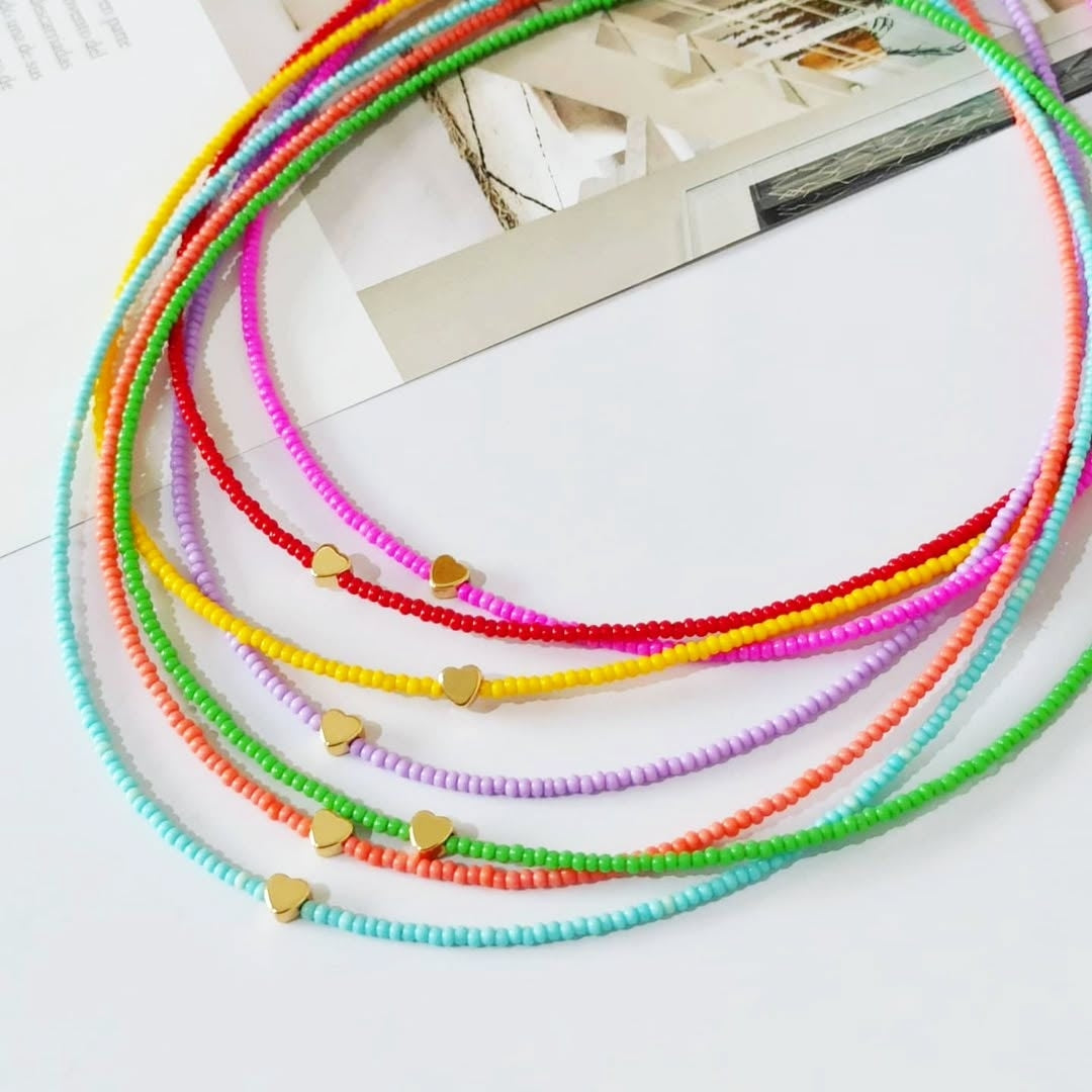 Collar chaquira con corazón dorado