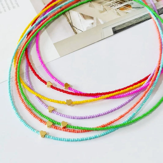 Collar de chaquira colores con corazón (piezas por separado)
