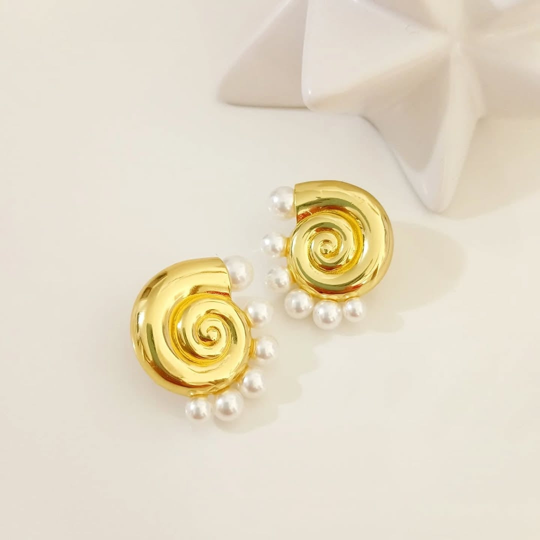 Arete caracol con perlas