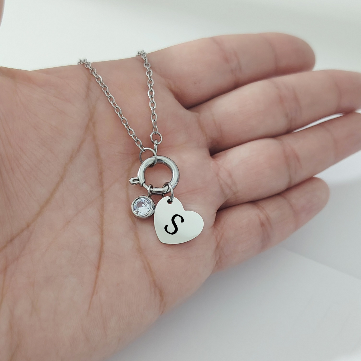 Collar broche con corazón colgante