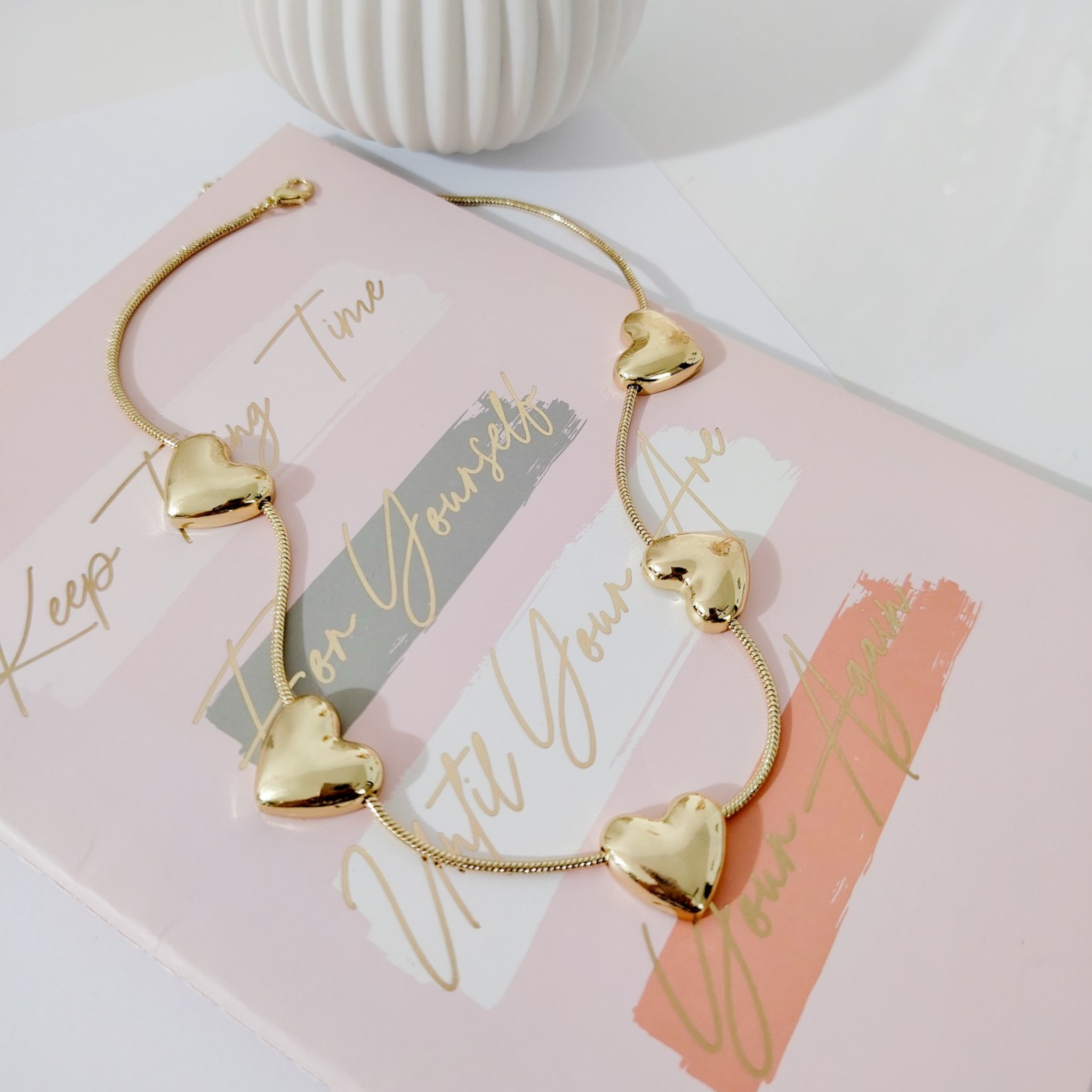 Collar dorado corazones