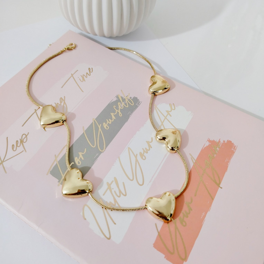 Collar dorado corazones