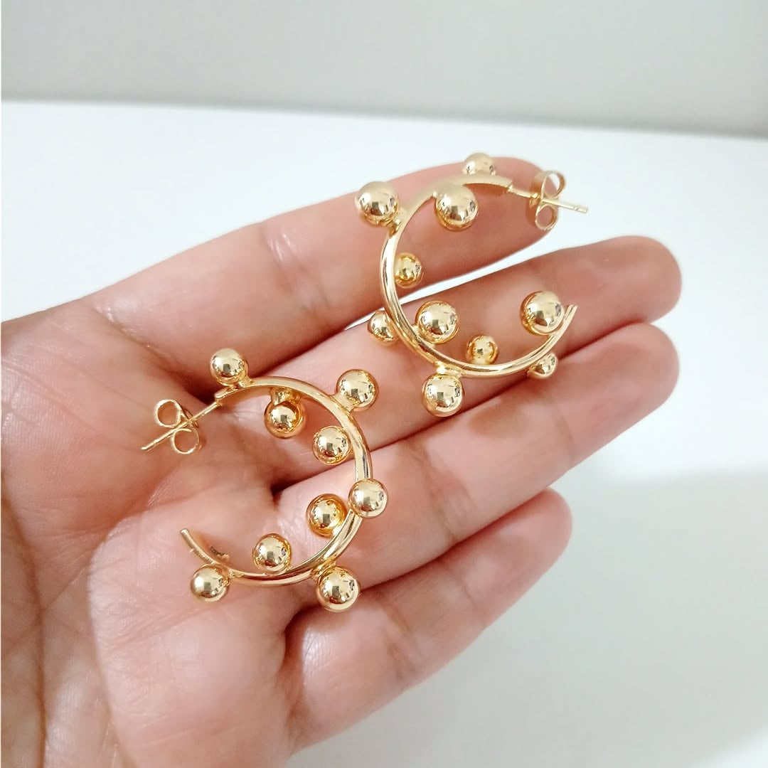 Arracada con detalles bolitas