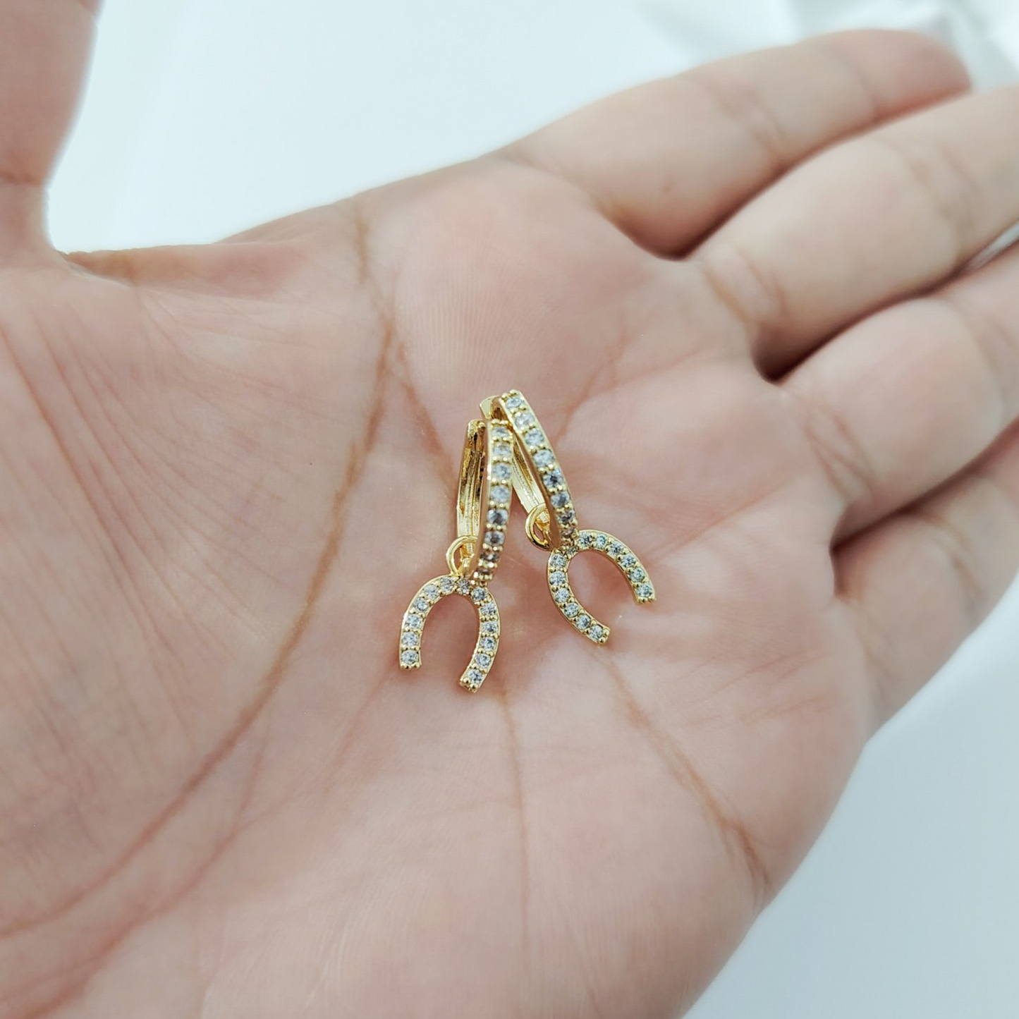 Huggie herradura con zirconias