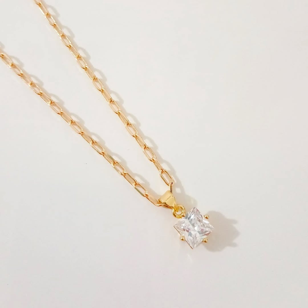 Collar cristal con dije virgen y collar cuadro zirconia (piezas por separado)
