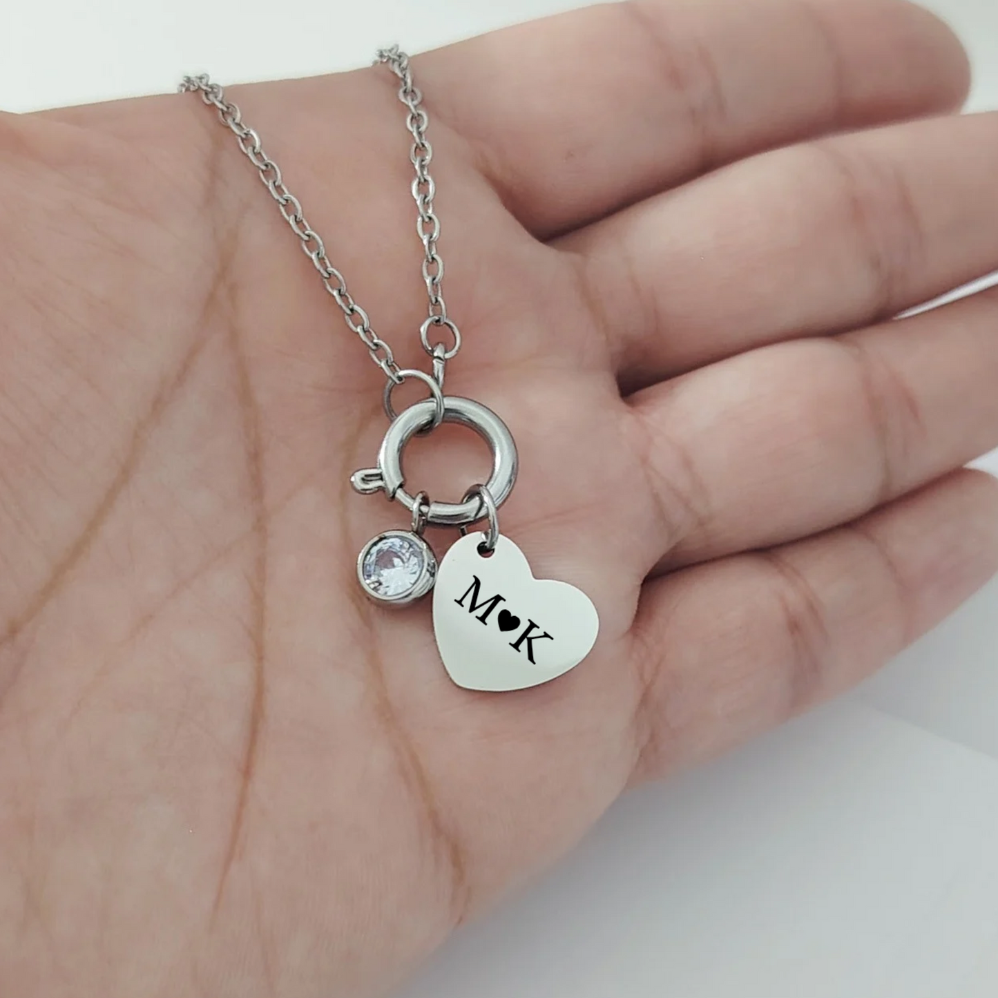 Collar broche con corazón colgante