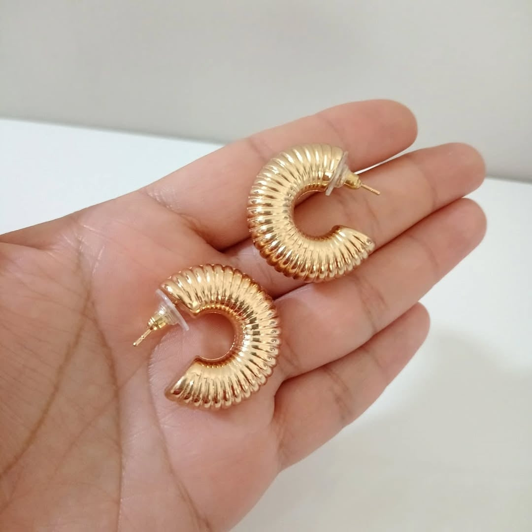 Arracadas y aretes en dorado