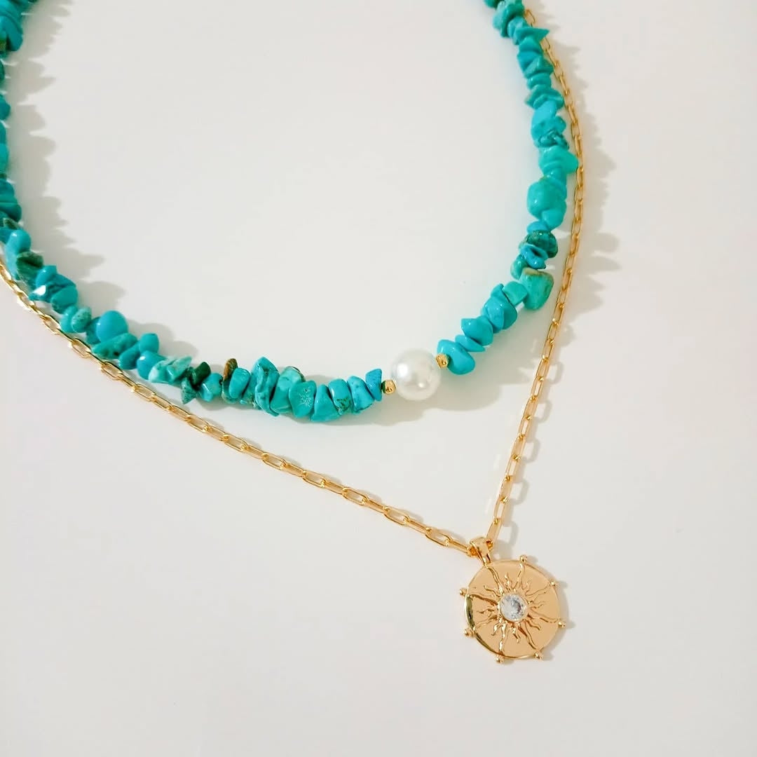 Collar piedra turquesa y collar moneda sol