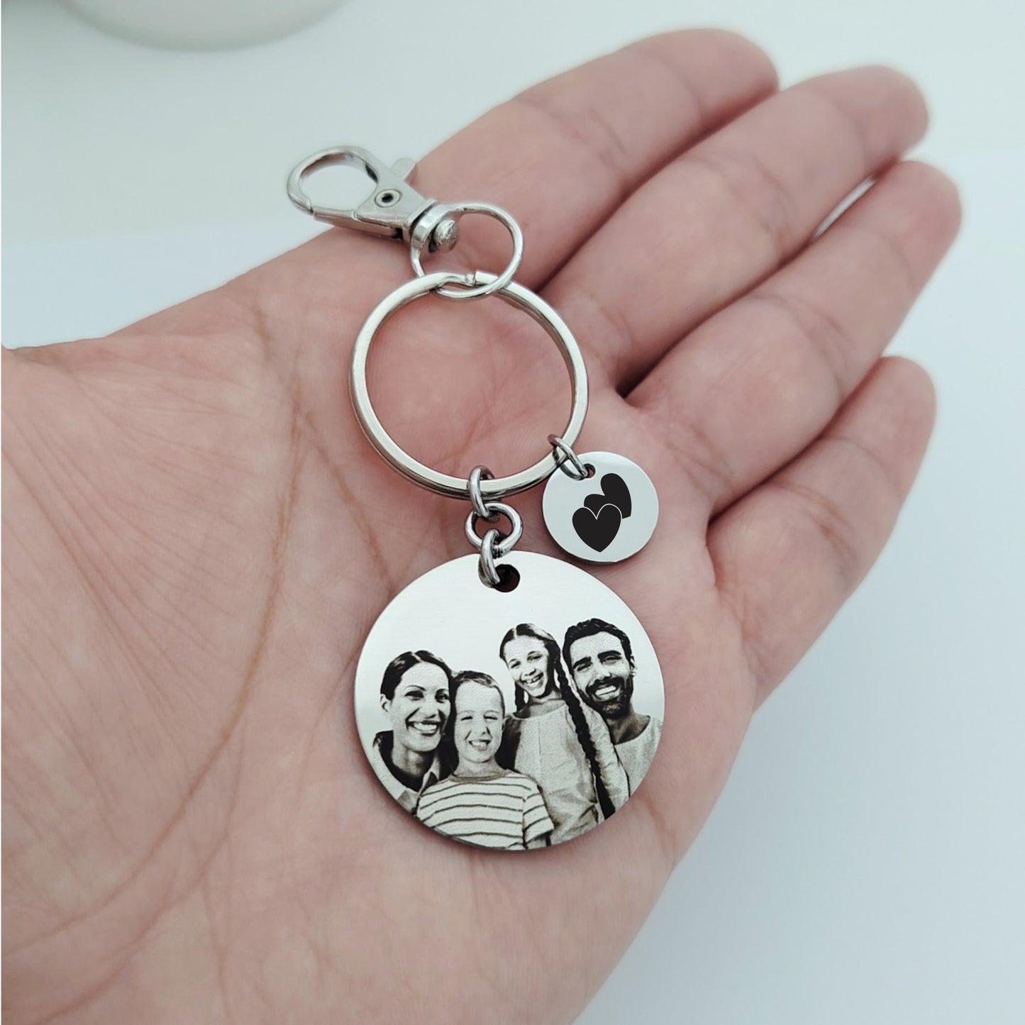 Llavero medalla con foto y dije corazónes entrelazados