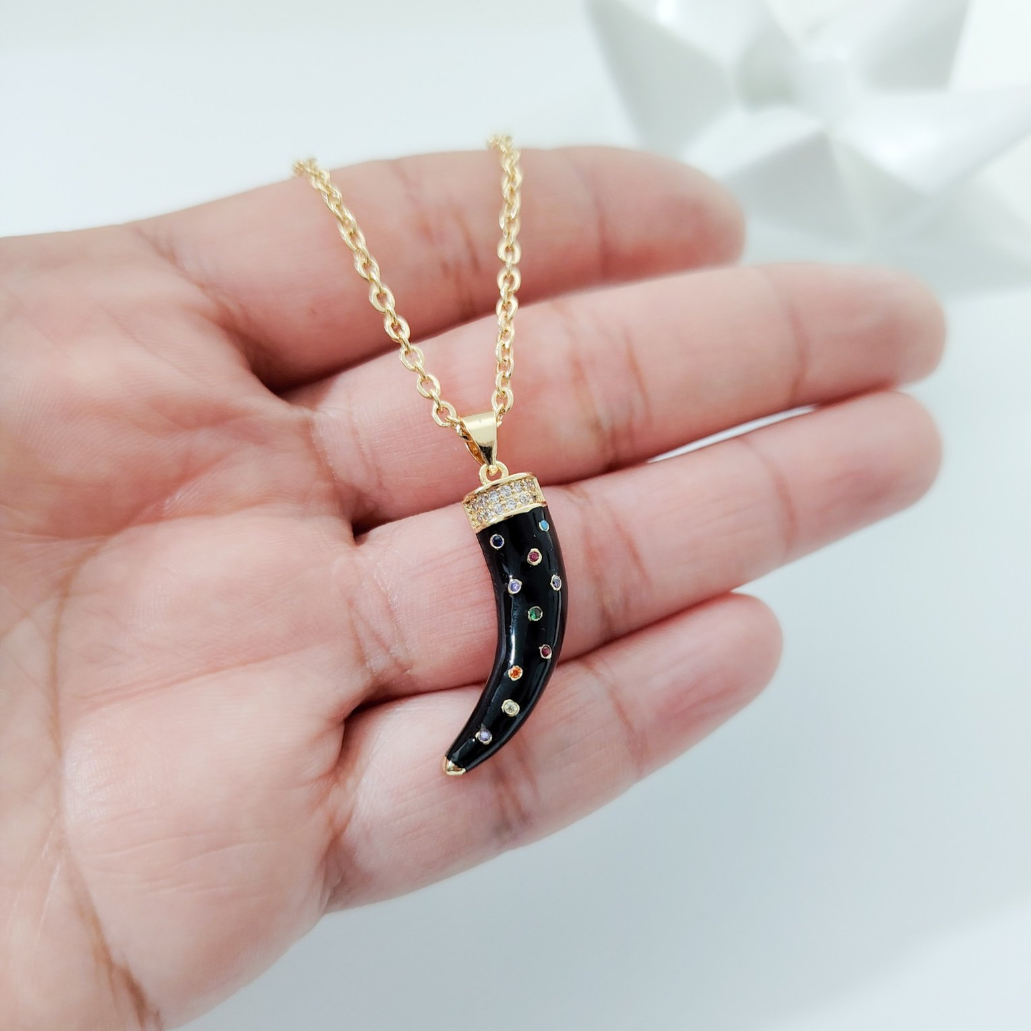 Collar dije cuerno con colores