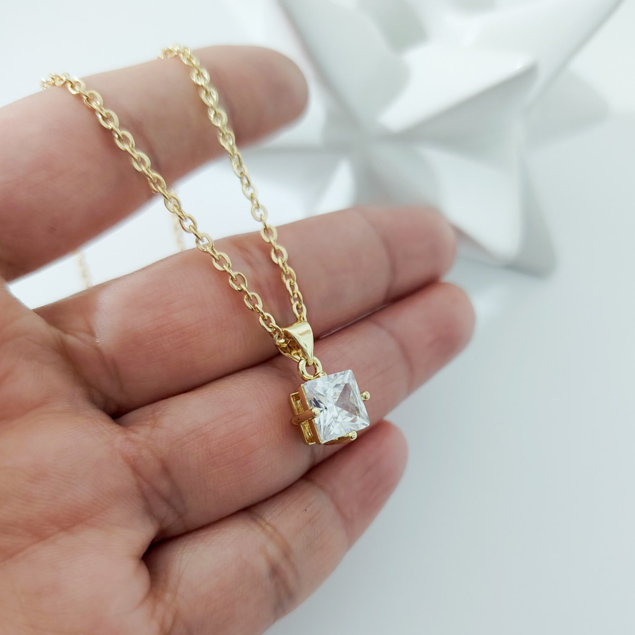 Collar con dije cuadro zirconia