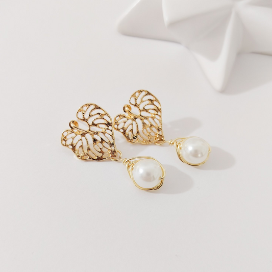 Arete hoja con perla colgante