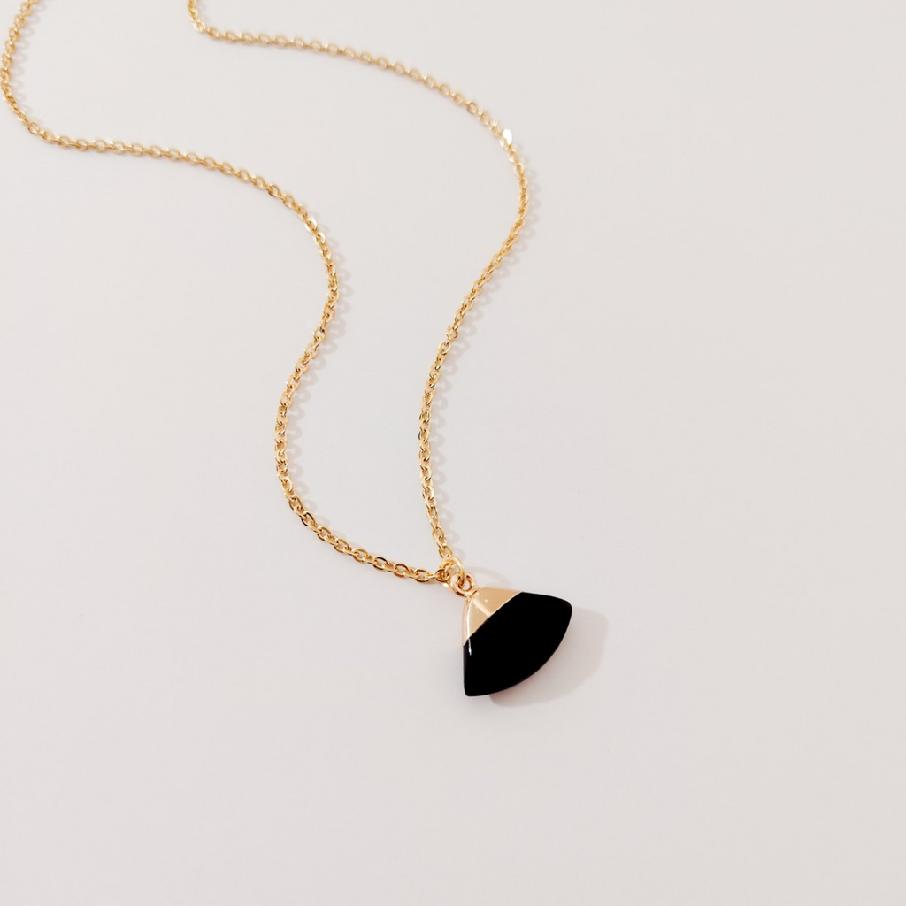 Collar piedra triangular