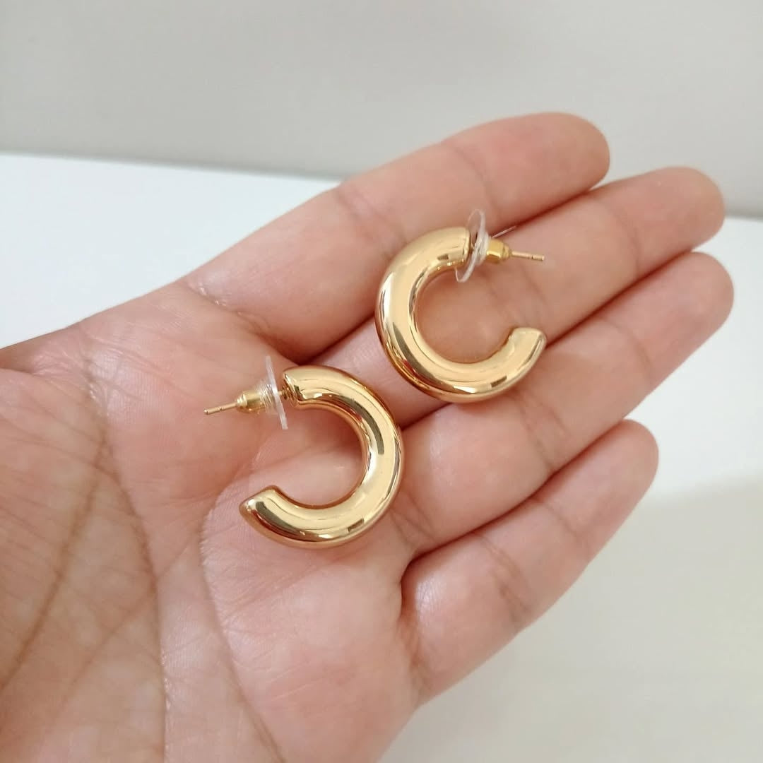 Arracadas y aretes en dorado